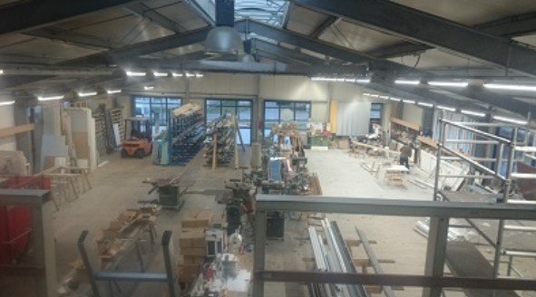 Elektroinstallation in einer Gewerbehalle